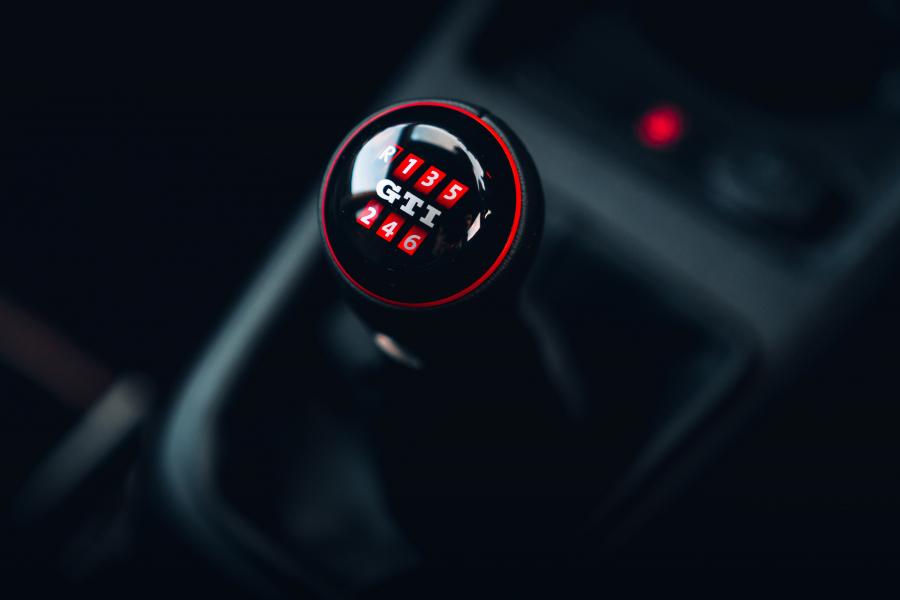 Детали интерьера Volkswagen up! GTI 2020 года  (UK) (фото 28 из 40)